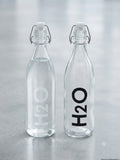 Botella de cristal H2O Premium Glassware con cierre hermético - letras blancas y negras
