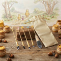 Set brochas Winnie the Pooh doradas con ambientación del bosque de los cien acres