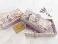 Cartera Sweet Candy Lavanda Blossom con caja regalo French Romance y sobre dorado