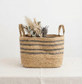 Cesta esparto natural rayas grises con asas trenzadas y flores secas