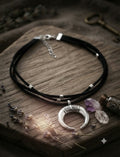 Collar de cuerda negra con colgante luna creciente plateada y grabados tribales