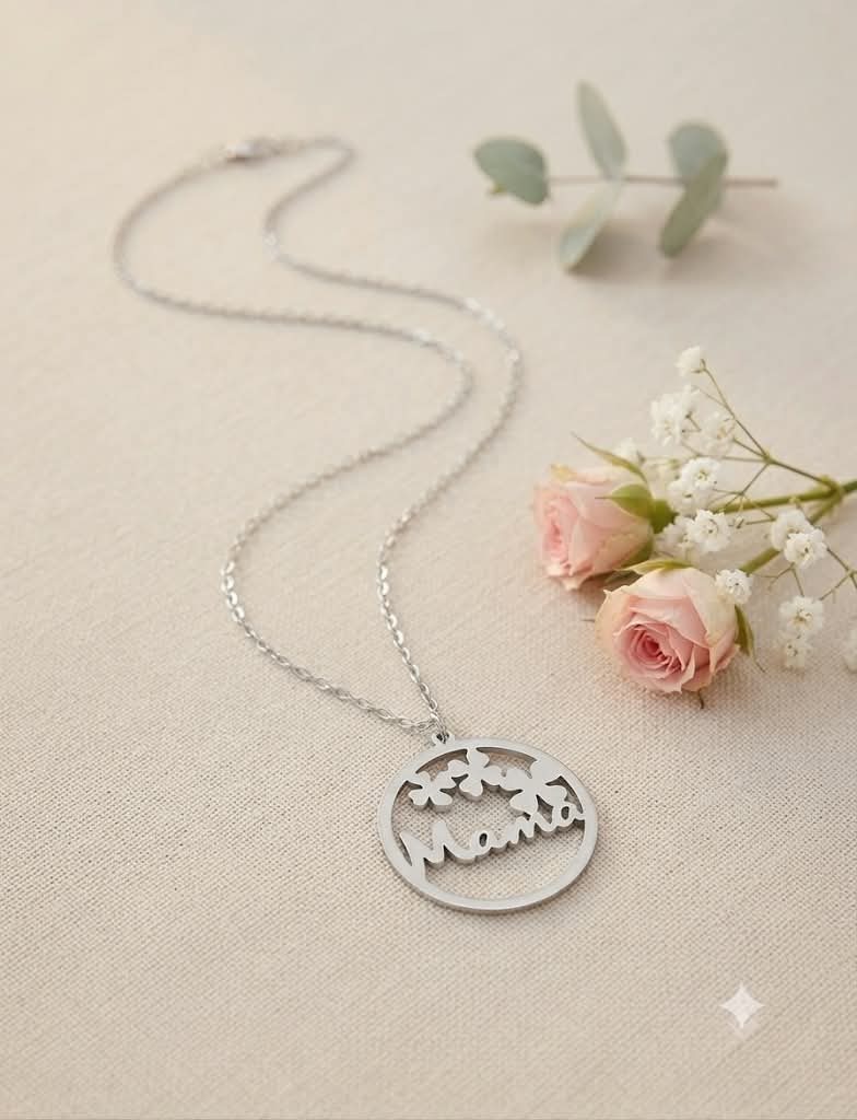 Collar plateado con colgante redondo calado con texto Mamá y flores
