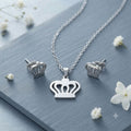 Conjunto de collar y pendientes de acero con diseño de corona calada plateada