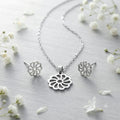 Conjunto de collar y pendientes de acero con diseño de flor calada plateada