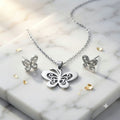 Conjunto de collar y pendientes de acero con diseño de mariposa con grabados en espiral