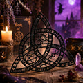 Figura decorativa de metal negro calado con triquetra y símbolos místicos estilo bruja wicca