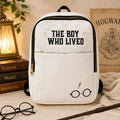 Mochila Harry Potter The Boy Who Lived blanca - Vista frontal con ambientación Hogwarts