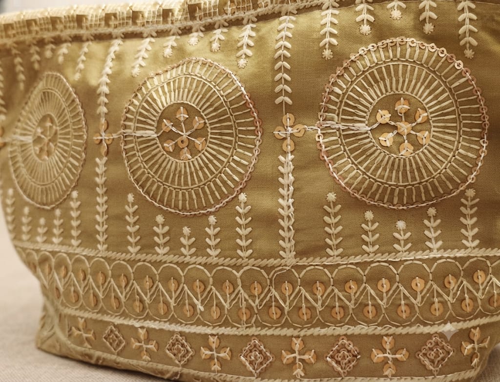 Detalle bordado artesanal rajasthaní círculos y motivos geométricos dorados