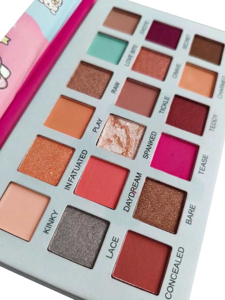 Paleta FavorBeauty Hello Kitty Edición Especial Lucky