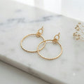 Pendientes aros dorados con textura martillada