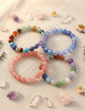 Pulseras de bolas de piedras naturales en tres modelos: multicolor, rosa y azul lila