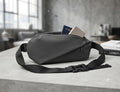 Riñonera unisex impermeable negra con correa ajustable y compartimento para pasaporte