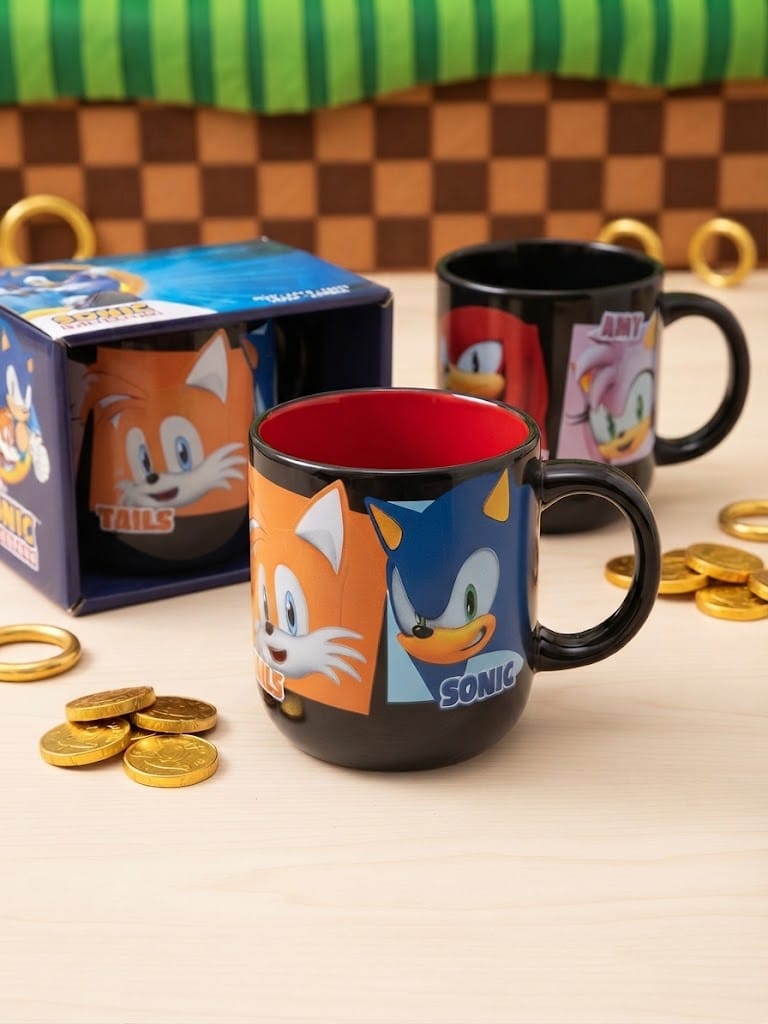 Taza Sonic the Hedgehog negra con interior rojo personajes Sonic Tails y Amy en caja regalo