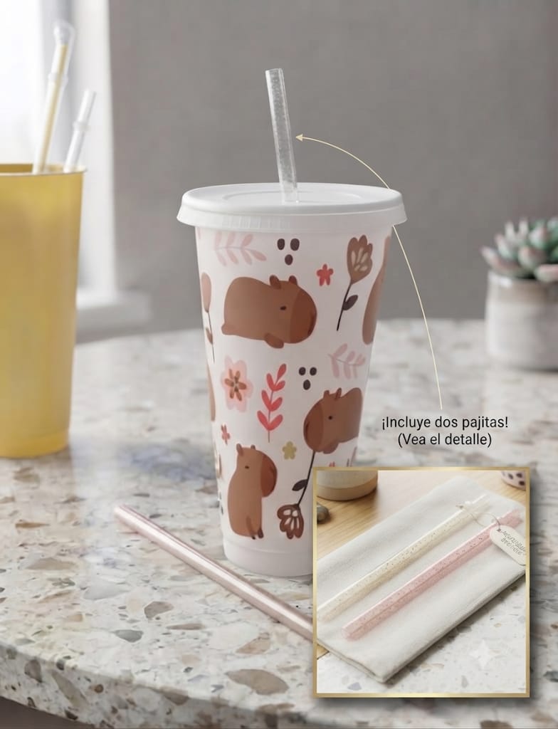 Vaso con diseño de capibara kawaii entre flores, tapa blanca y 2 pajitas