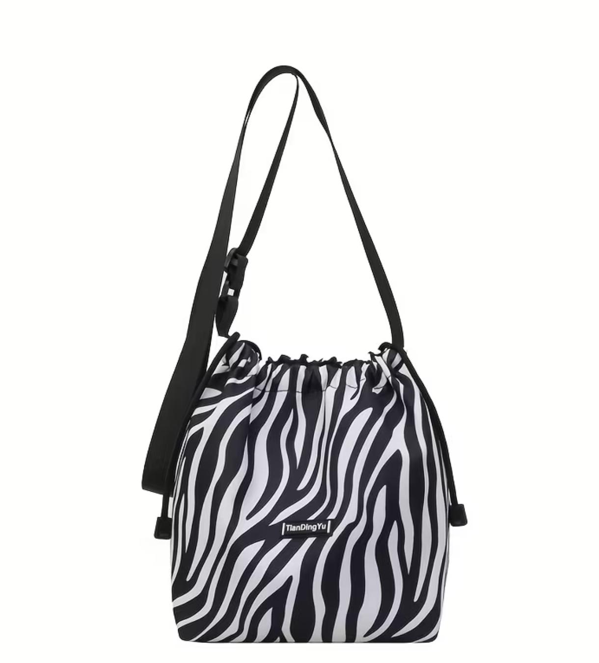 Bolso saco estampado cebra blanco y negro con asa regulable