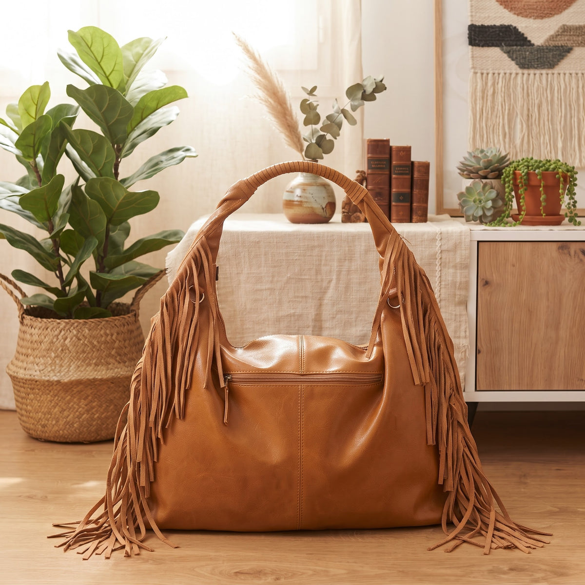 Vista trasera del bolso camel con flecos