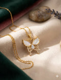 Collar colgante mariposa dorada con nácar y circonitas en acero inoxidable