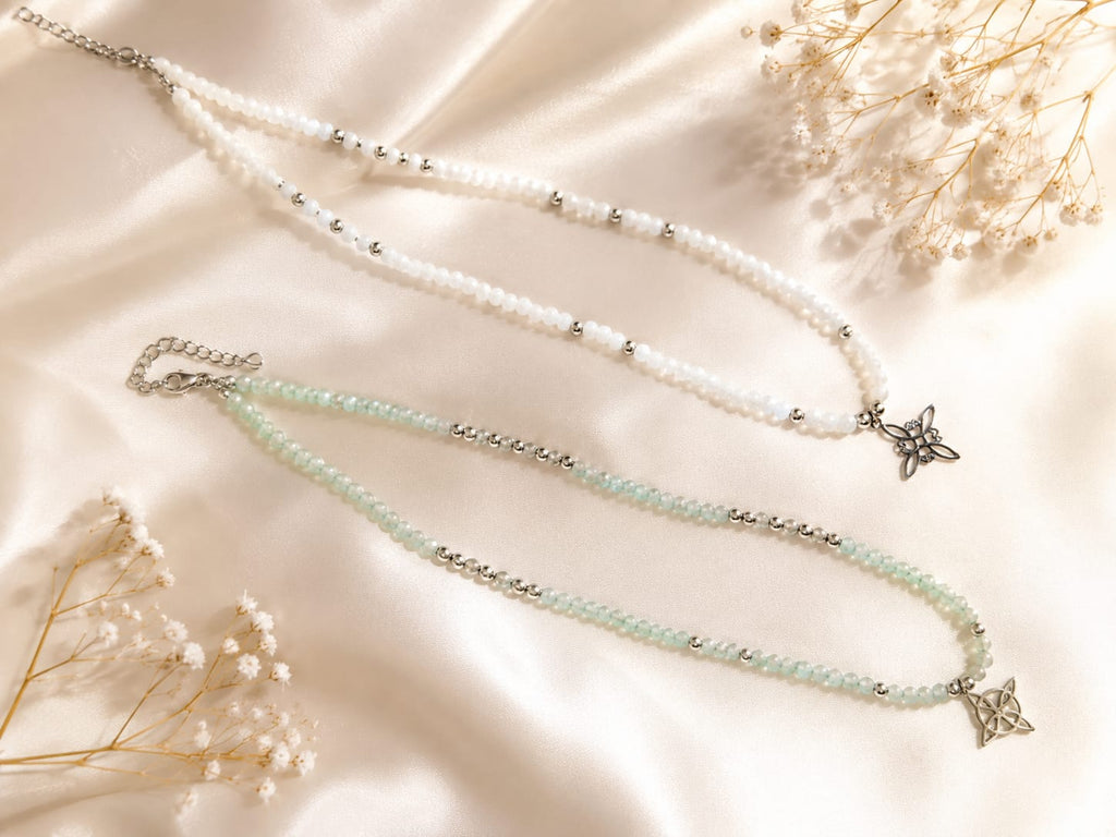 Collar perlas blanco y verde con colgante cruz céltica - ambos colores