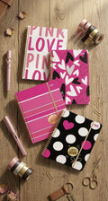 Pack de 4 Cuadernos Edición Especial Love Pink A5 - vista sobre madera