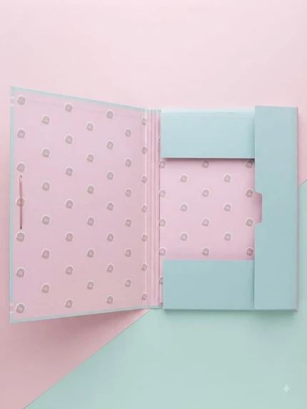 Interior carpeta Pusheen con huellas de gato