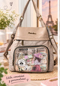 Vista frontal del bolso beige con ilustración vintage