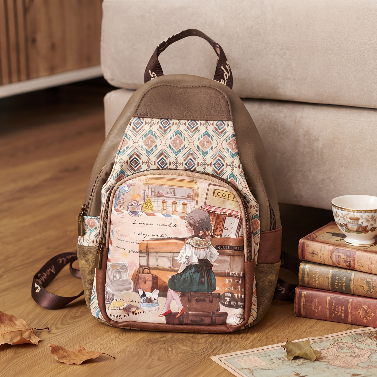 Vista frontal de la mochila Sweet Candy con ilustración vintage y motivos geométricos