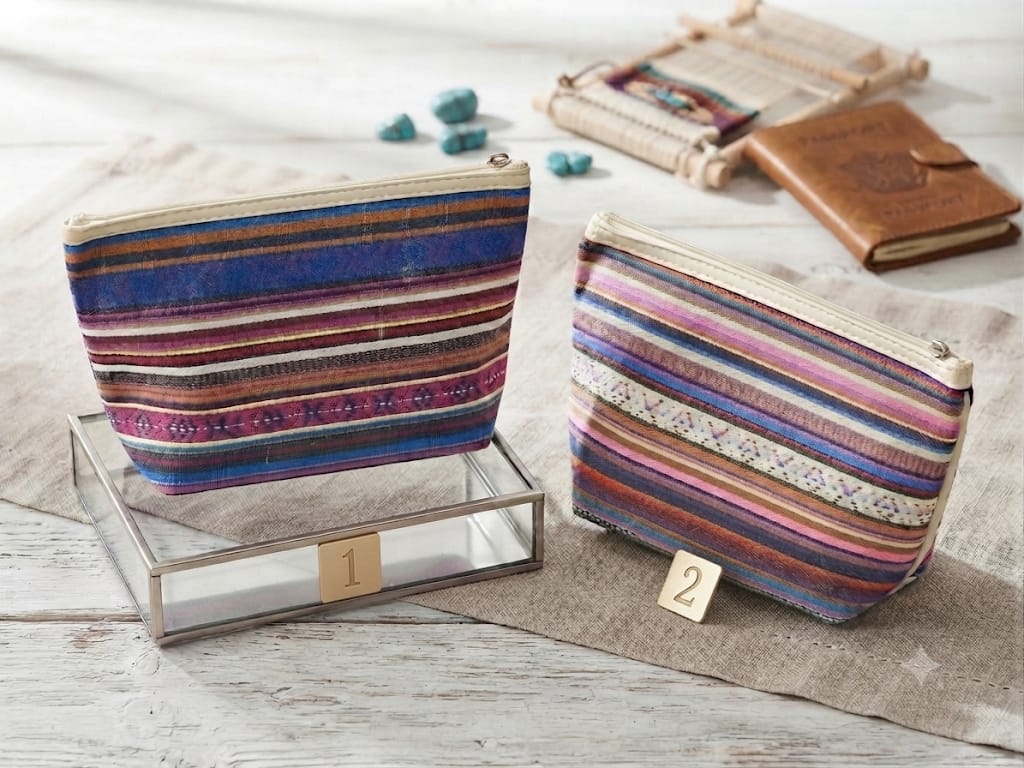 Neceser étnico de rayas boho artesanal multicolor en tonos azul rosa y tierra