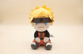 Peluche chibi de Naruto Uzumaki sentado con traje naranja y banda de Konoha