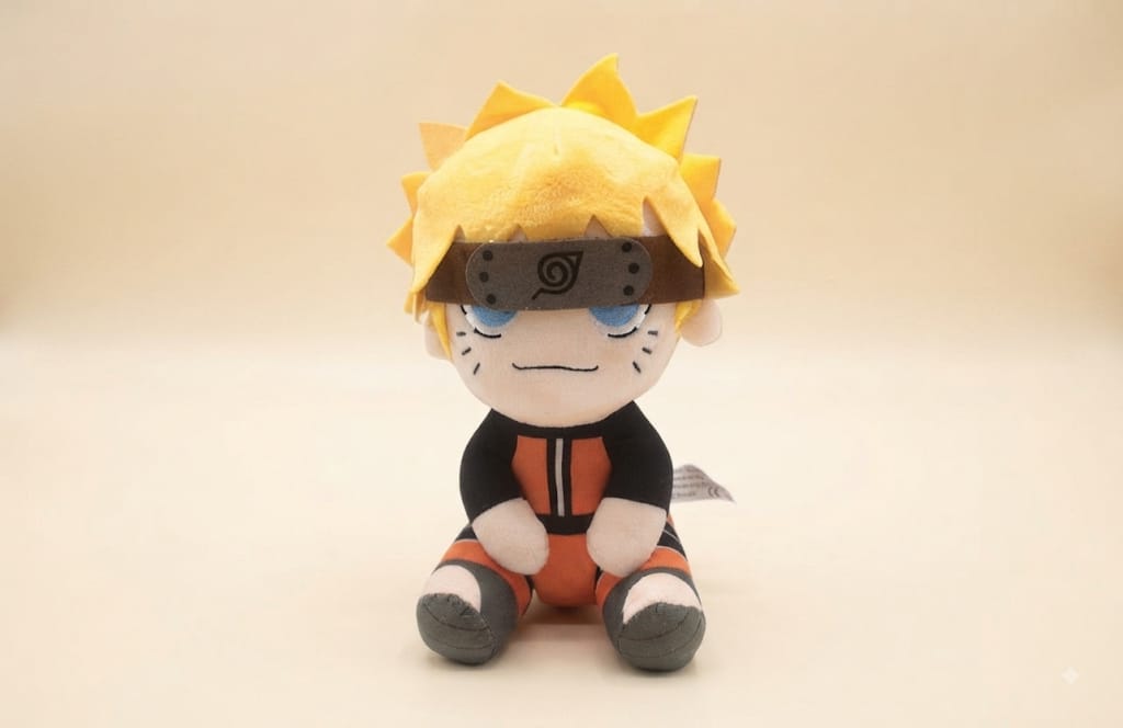 Peluche chibi de Naruto Uzumaki sentado con traje naranja y banda de Konoha