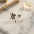 Pendientes studs sol con rayos asimétricos de acero inoxidable